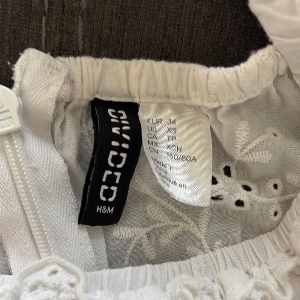Divided Cream Blouse with Bishop Sleeves and Ruffled Peplum. XS - Picture 5 of 8